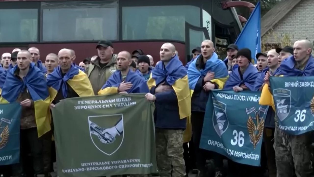 Ucrânia e Rússia trocam centenas de prisioneiros de guerra Ucrânia e Rússia trocam centenas de prisioneiros de guerra