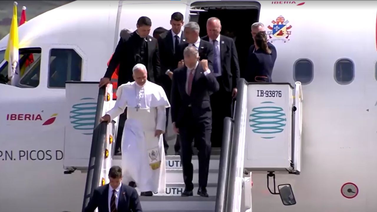 Imagem da notícia: Papa Leão XIV é retirado de avião após problema técnico Imagem da notícia: Papa Leão XIV é retirado de avião após problema técnico