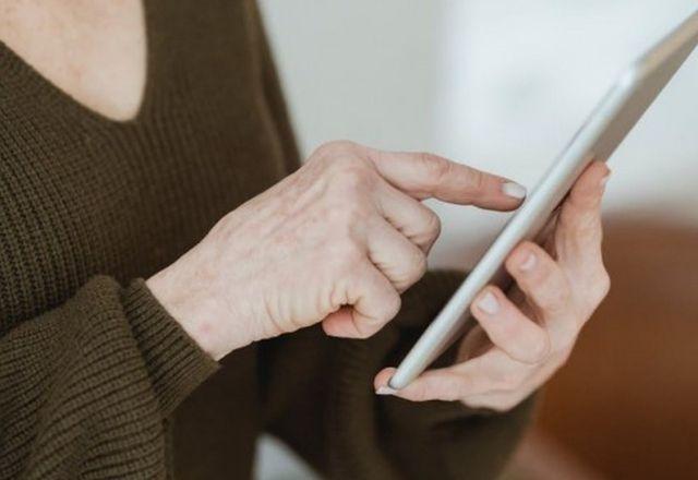 Procedimento pode ser feito presencialmente ou virtualmente | Reprodução