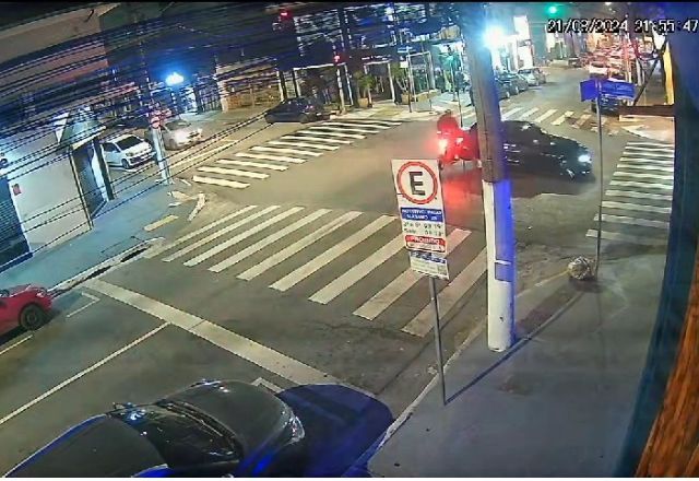 Procurador atropela motociclista e arrasta moto em SP | Reprodução/SBT