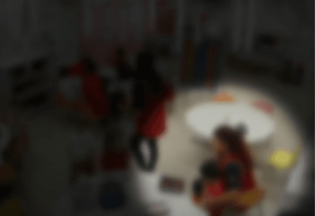 Professora é flagrada prendendo aluno com fita adesiva em escola particular no Rio