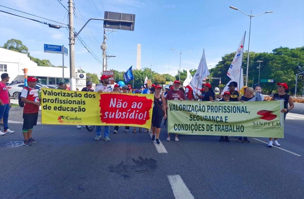 Professores da rede municipal de SP mantêm greve após rejeitar reajuste 