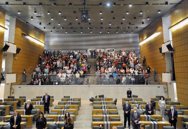 Professores acompanham sessão extraordinária na Alesp sobre reajuste salarial