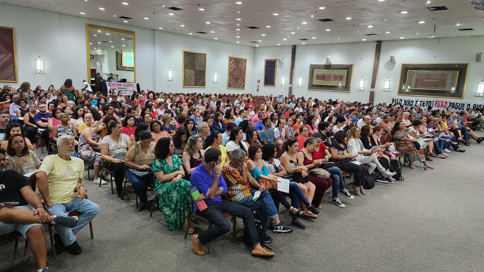Professores municipais de Belo Horizonte aprovam greve para depois do carnaval