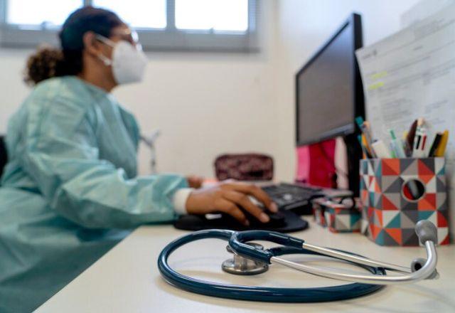 Médica em atendimento | Ministério da Saúde