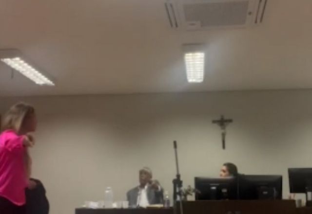 VÍDEO: Promotor chama advogada de ‘galinha garnisé’ em tribunal de MG