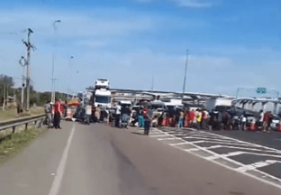 Moradores de Humaitá, em Porto Alegre, protestam por persistência de inundações | Divulgação/Redes sociais