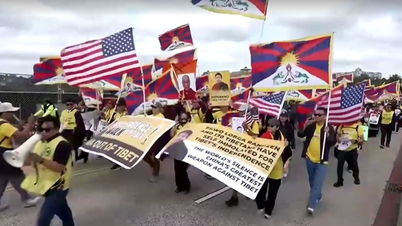 Manifestantes pró-Tibete protestam contra Xi Jinping em Washington, nos Estados Unidos | Reprodução/Reuters
