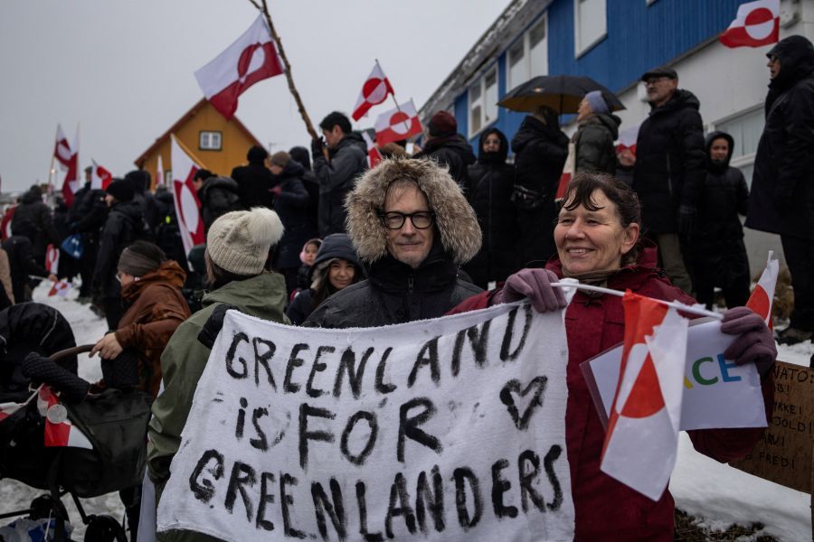 Protesto contra a exigência do presidente dos EUA, Donald Trump, de que a ilha ártica seja cedida aos EUA em Nuuk, Groenlândia, 17 de janeiro de 2026 | Reuters/Marko Djurica