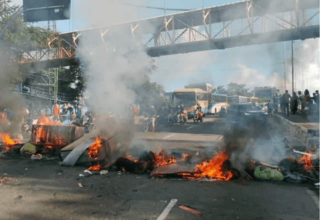 Protesto de carroceiros causa congestionamentos em várias vias de Recife e Olinda