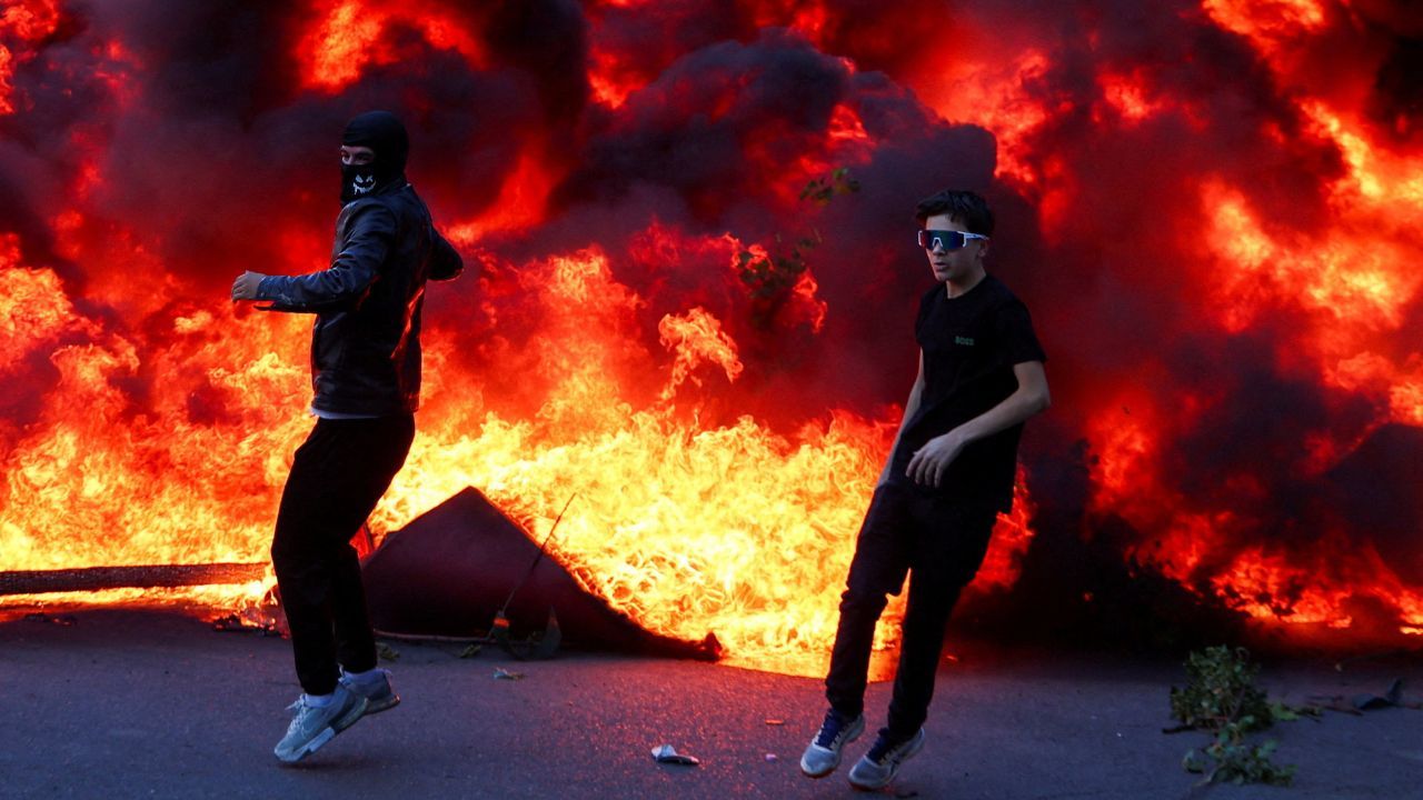 Estudantes albaneses realizam protesto contra o governo em Tirana | Florion Goga/Reuters