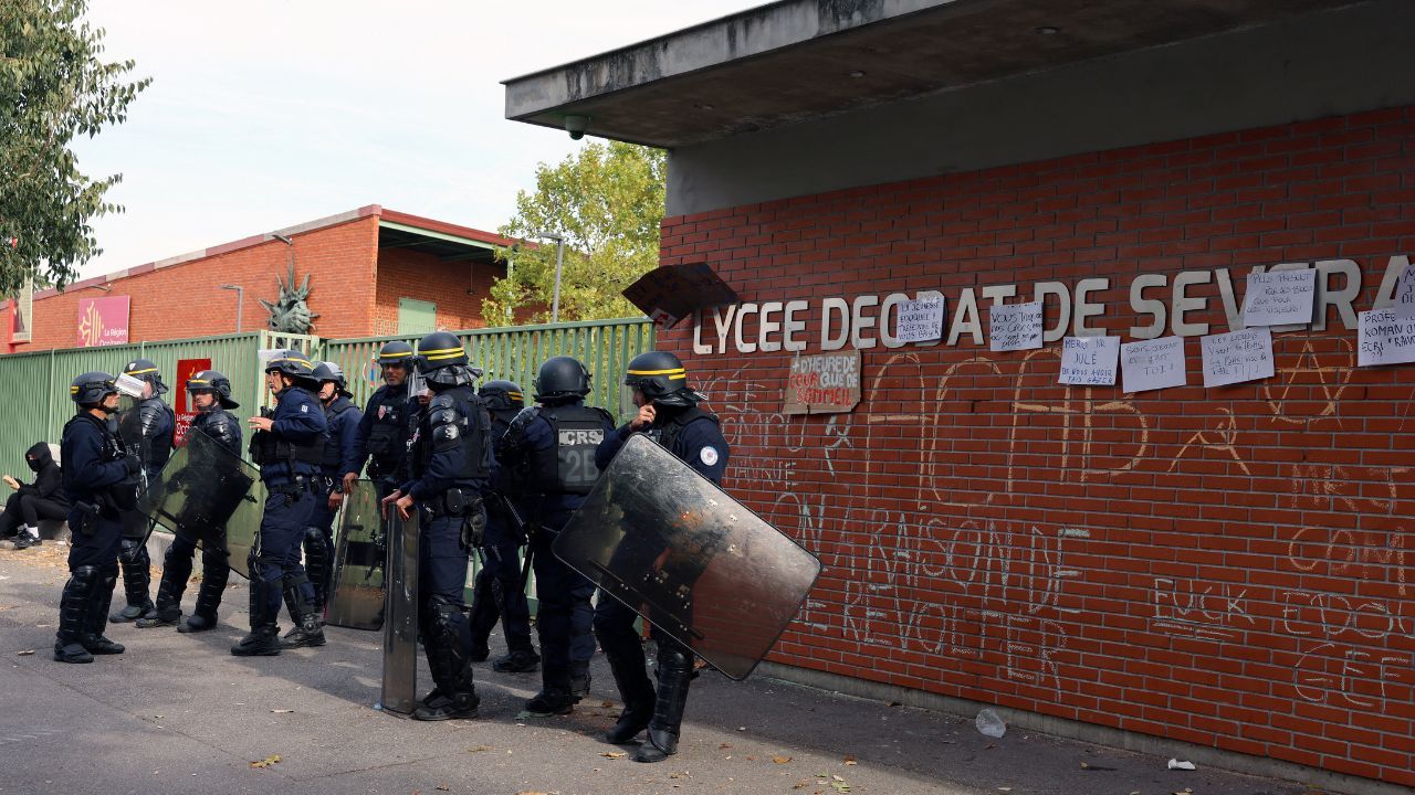Estudantes entram em confronto com a polícia na França