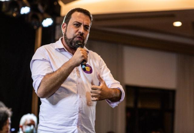 Guilherme Boulos fala ao microfone (Bernardo Guerreiro/Psol)