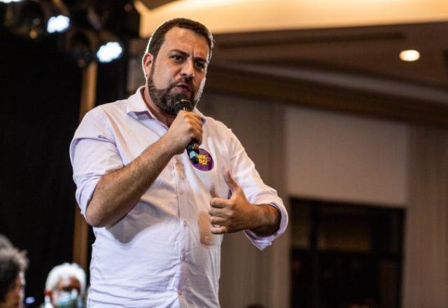 Boulos gesticula enquanto fala ao microfone (Bernardo Guerreiro/Psol)