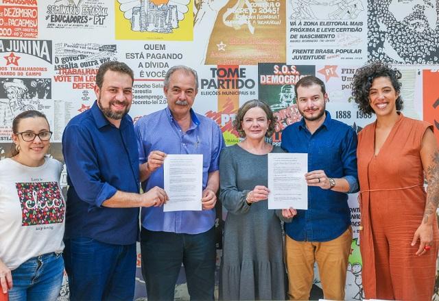 Representantes do PT e Psol segurando lista de compromissos firmados (Divulgação/Psol)