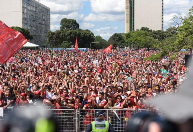 Publico na Praça dos Três Poderes