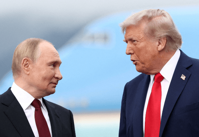 Presidente dos EUA, Donald Trump, fala com o presidente russo, Vladimir Putin, no Alasca | Foto: reprodução/Reuters