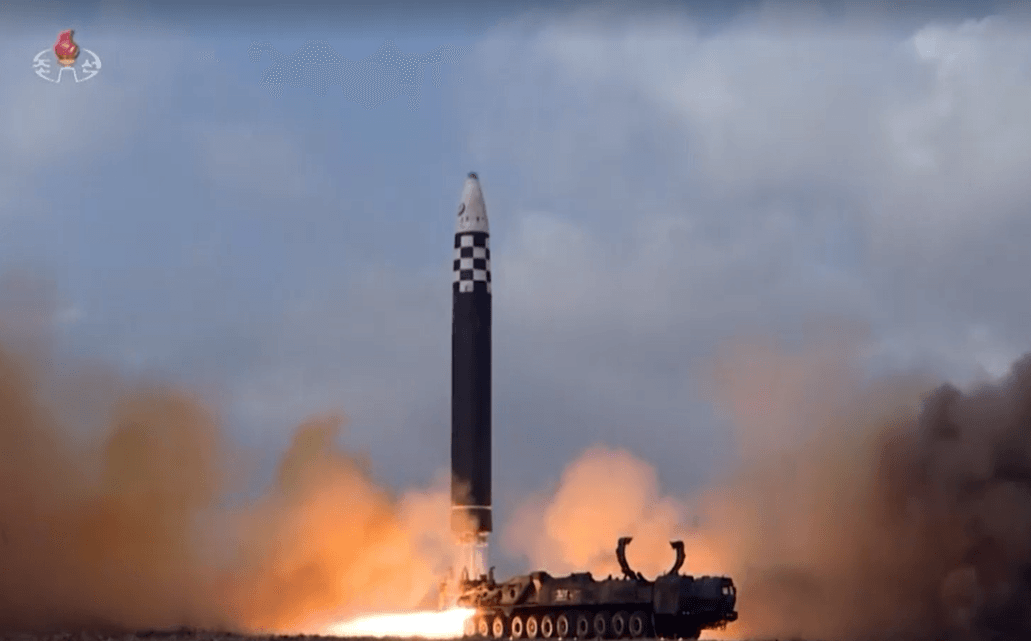 Pyongyang lança mísseis em direção ao mar do Japão | Reprodução/Reuters