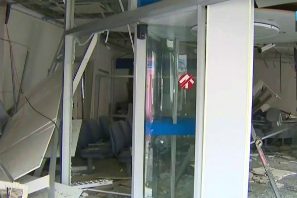 Quadrilha explode duas agências bancárias em Nazaré Paulista Quadrilha explode duas agências bancárias em Nazaré Paulista