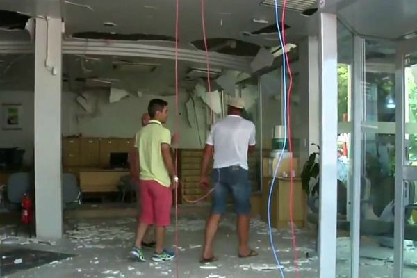 Quadrilha explode duas agências bancárias ao mesmo tempo em município gaúcho Quadrilha explode duas agências bancárias ao mesmo tempo em município gaúcho