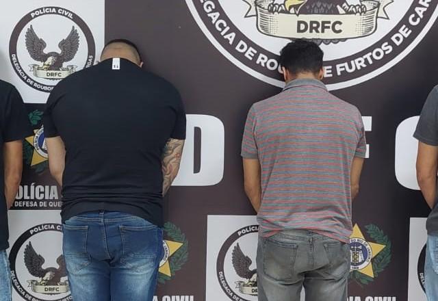 Quatro homens de costas, algemados com as mãos para a frente