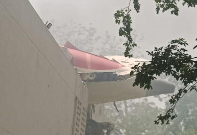 Parte do avião que caiu na Índia | Foto: reprodução