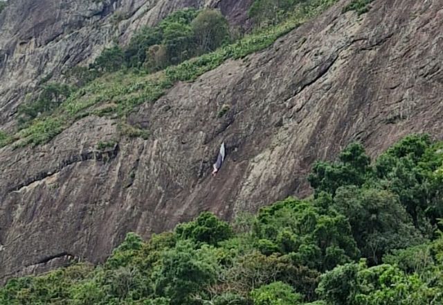 Parapente fica preso na Pedra do Baú após acidente