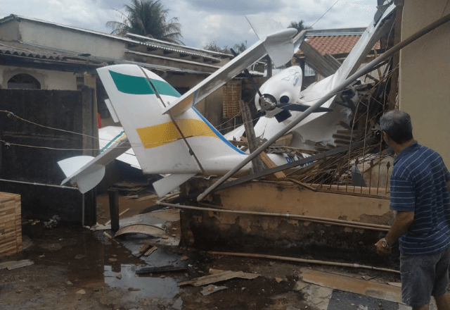 Avião de pequeno porte cai sobre casa em Goiânia Avião de pequeno porte cai sobre casa em Goiânia