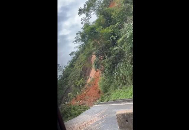 Queda de barreira no Km 231,3 da via Dutra, sentido Rio de Janeiro
