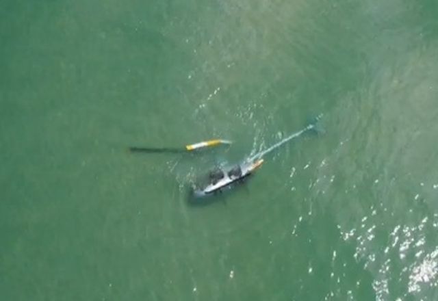 Imagem aérea mostra avião no mar da Barra da Tijuca | Foto: Reprodução/SBT