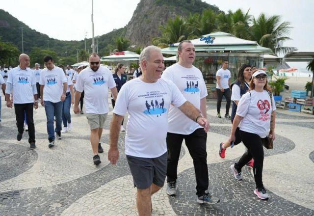 Queiroga participa de caminha na orla de Copacabana