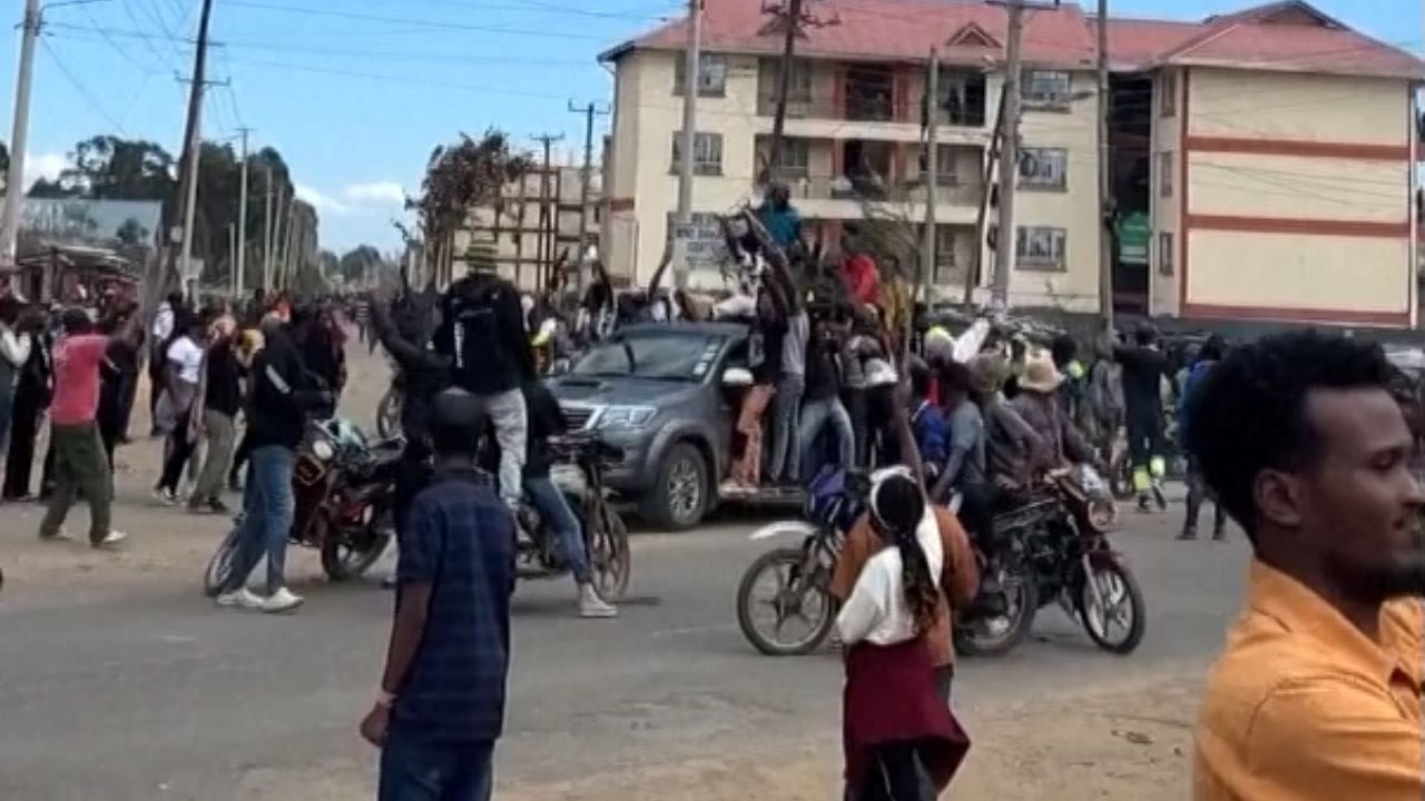 Imagem da notícia: Quenianos vão às ruas contra centro dos EUA para Ebola Imagem da notícia: Quenianos vão às ruas contra centro dos EUA para Ebola