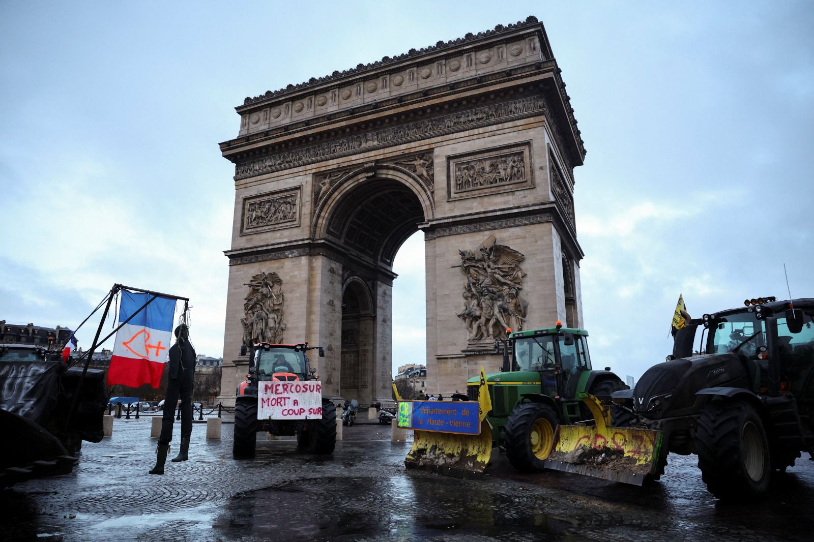 Agricultores bloqueiam ruas de Paris em protesto contra acordo UE-Mercosul