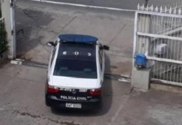 RJ: câmera de segurança flagra viatura onde Ronnie Lessa escondia armas