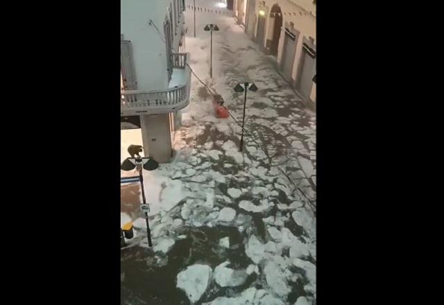 RUA INUNDADA POR ÁGUA E GRANIZO