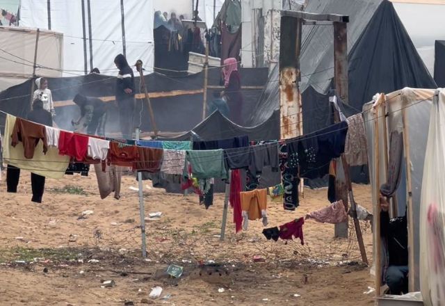 Egito constrói muro na fronteira com Gaza em meio a avanço da ofensiva israelense em Rafah