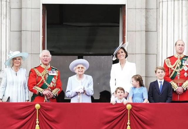 Rainha Elizabeth II com a família real durante comemoração do Jubileu de Platina