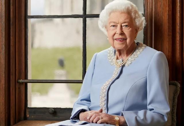 Rainha Elizabeth II de roupa azul  e chapéu