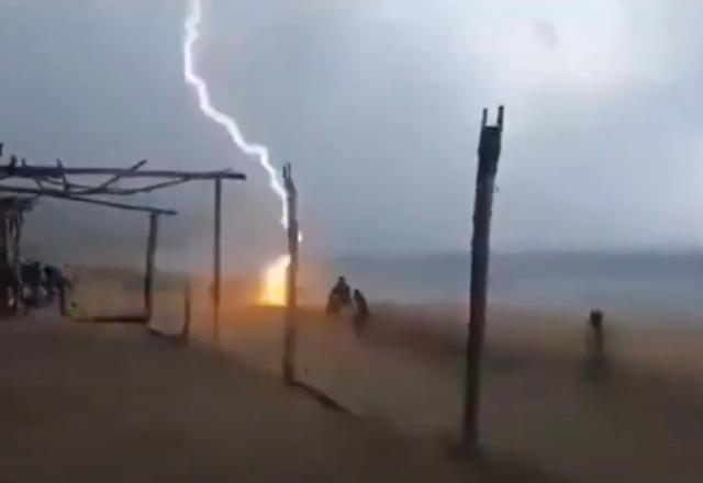 Raio atingindo pessoas em uma praia