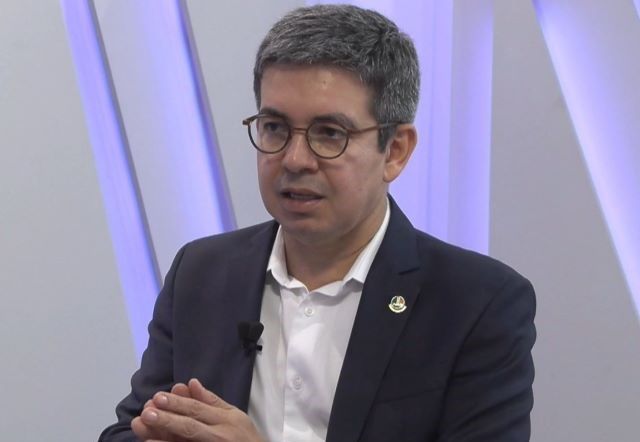 Randolfe afirma que é preciso punir responsáveis pelo 8 de janeiro, "tenham eles farda ou não"