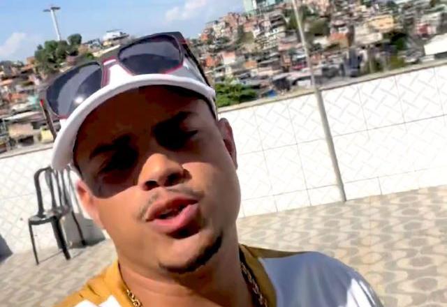 Rapper se recusa a usar máscara e avião retorna a aeroporto para expulsá-lo Rapper se recusa a usar máscara e avião retorna a aeroporto para expulsá-lo