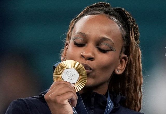 Rebeca Andrade beija medalha de ouro no solo da ginástica em Paris 2024 | Divulgação/Alexandre Loureiro/COB