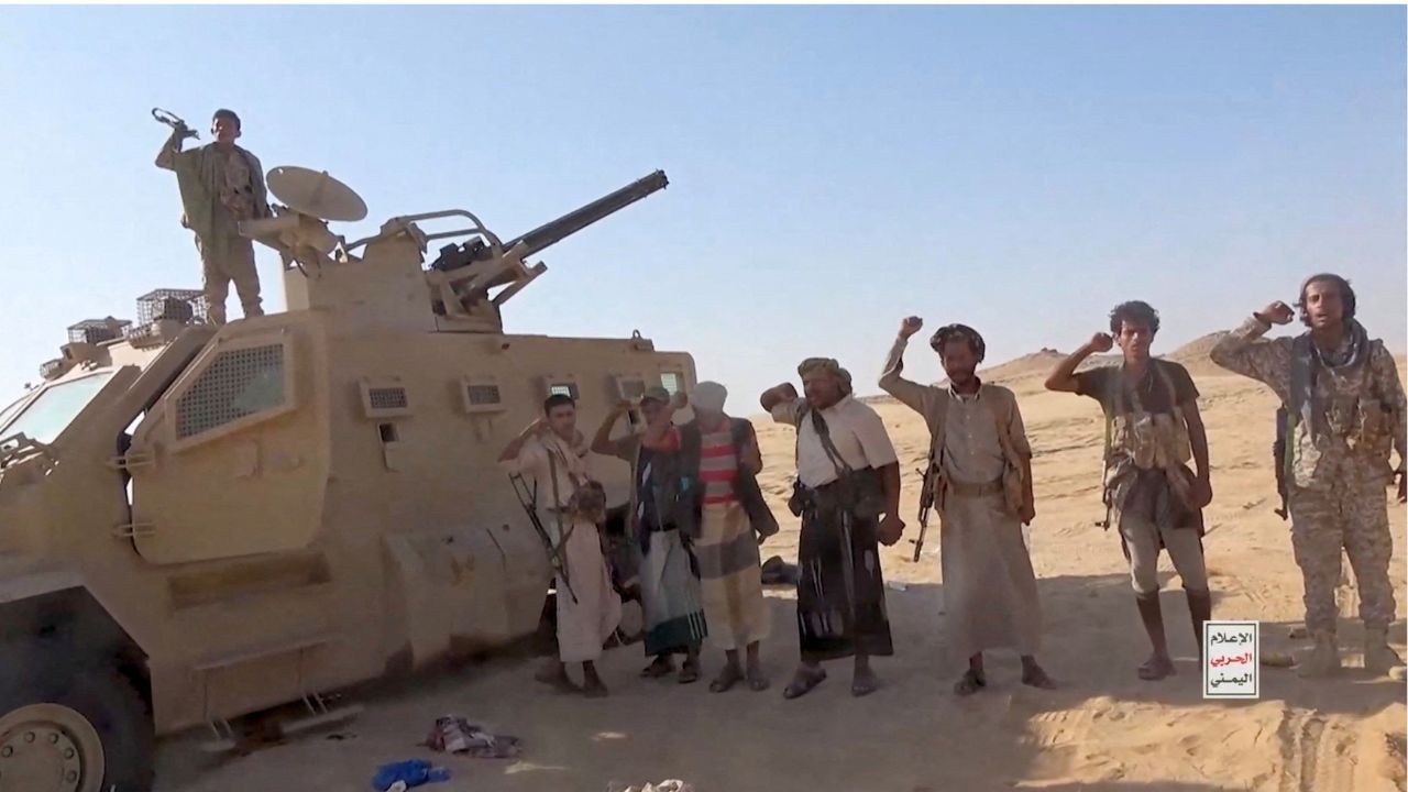 Combatentes houthis, aliados ao Irã, posam ao lado de veículo capturado |  Divulgação via Reuters