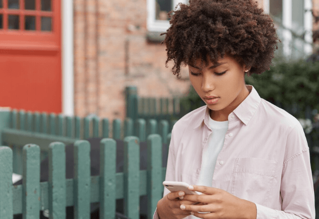Receber mensagens pelo celular pode gerar microestresse; entenda | Freepik