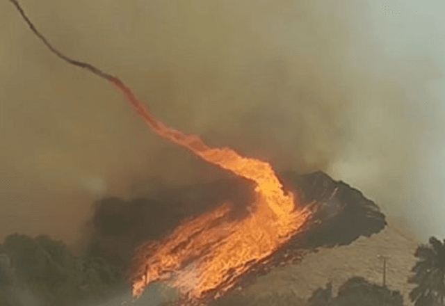 Redemoinho de fogo ocorreu em plantação de cana, no interior de São Paulo | Reprodução/WhatsApp