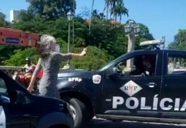 Vereador mais votada pelo PT no Recife foi atingida diretamente no rosto por um jato de spray de pimenta quando foi negociar com policiais militares | Reprodução/Redes sociais