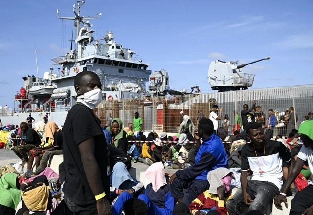 Crise migratória: cerca de 9 mil refugiados chegam a ilha na Itália Crise migratória: cerca de 9 mil refugiados chegam a ilha na Itália