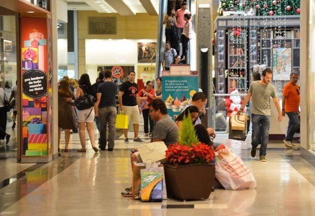 Vendas em shoppings centers cresceram 81,5% em um ano, diz Abrasce Vendas em shoppings centers cresceram 81,5% em um ano, diz Abrasce
