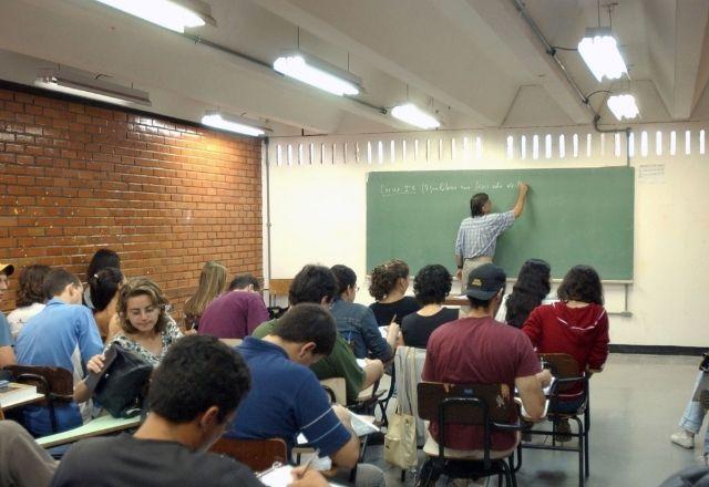 Abandono escolar no ensino médio da rede pública chega a 5% em 2021 Abandono escolar no ensino médio da rede pública chega a 5% em 2021