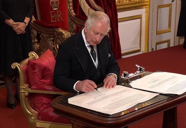 Rei Charles III promete devoção ao trono pelo resto da vida Rei Charles III promete devoção ao trono pelo resto da vida